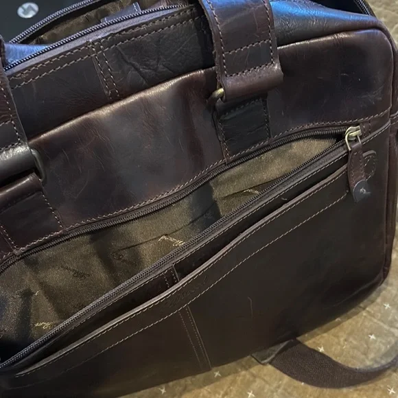 Classic Brown Leather Messenger Bag with Structured Design